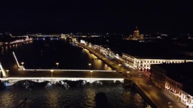 Geceleri St. Petersburg şehrinde asma köprüler, hava görüntüleri. 