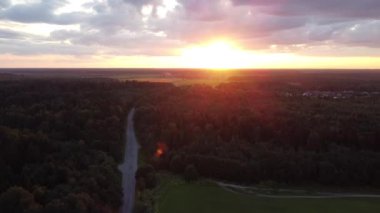 Bulutlarla kaplı gün batımı gökyüzü