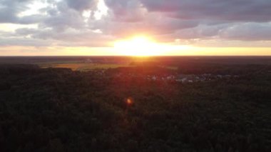 Bulutlarla kaplı gün batımı gökyüzü