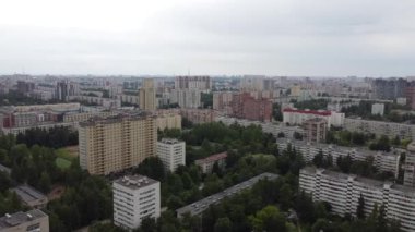 St. Petersburg 'da gündüz trafiği. Yukarıdan Rusya.