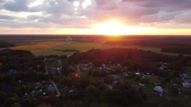 Bulutlarla kaplı gün batımı gökyüzü