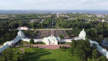 Saray ve Park Oranienbaum 'a benziyor. Lomonosov 'daki büyük Menshikov Sarayı..