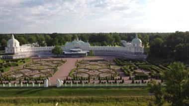 Saray ve Park Oranienbaum 'a benziyor. Lomonosov 'daki büyük Menshikov Sarayı..