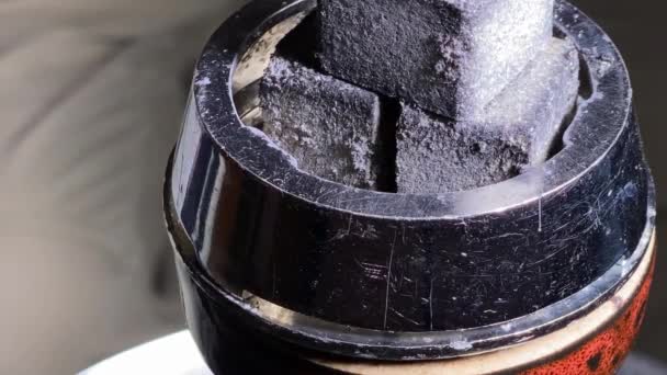 Кокосовый уголь на кальяне чашки крупным планом во время курения видео — стоковое видео