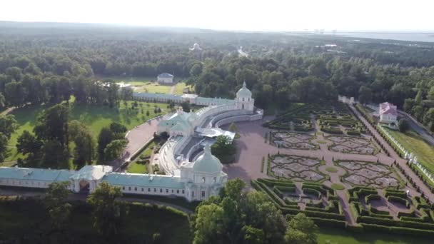 Ансамбль дворца и парка "Ораниенбаум". Большой дворец Меньшикова в Ломоносове. — стоковое видео