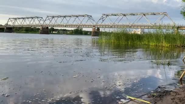 Straßenbrücke über den Fluss Luga — Stockvideo