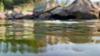 Su deposunun kıyısındaki taşlar.