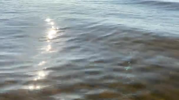 Η επιφάνεια του θαλάσσιου νερού αντανακλά το φως — Αρχείο Βίντεο