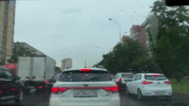 Tráfego na cidade de santo petersburg durante um verão chuva timelapse vídeo — Vídeo de Stock