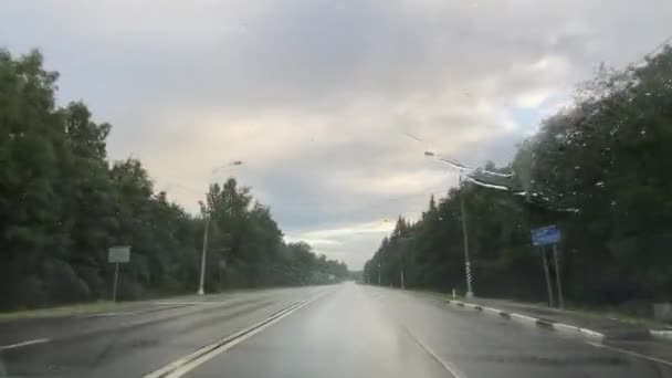 Cestování autem během letního deště na venkovské silnici — Stock video