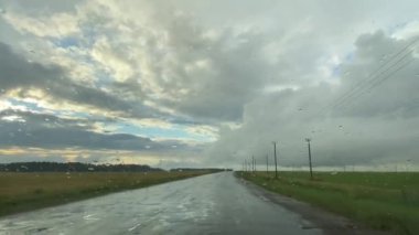 Yazın yağmurlu bir yolda arabayla seyahat etmek.