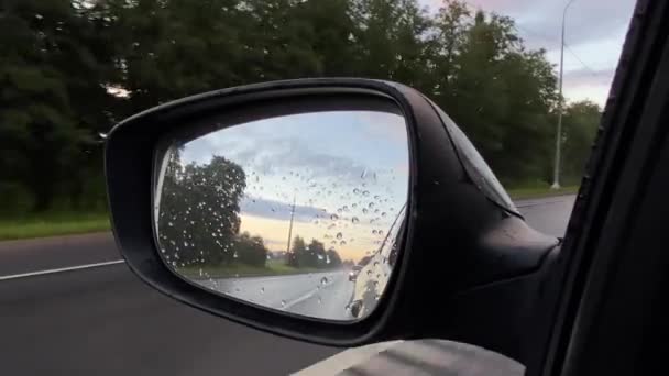 Reflexión en el espejo lateral de un coche mientras conduce en una noche de verano — Vídeos de Stock