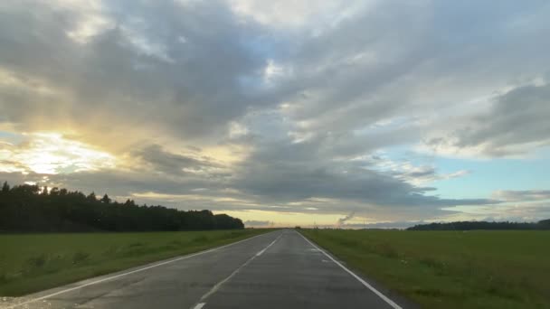 Вождение автомобиля после дождя на закате — стоковое видео