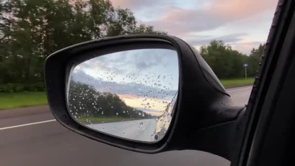 Reflexión en el espejo lateral de un coche mientras conduce en una noche de verano — Vídeos de Stock