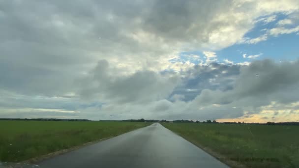 Viaggiare in auto durante una pioggia estiva su una strada di campagna — Video Stock