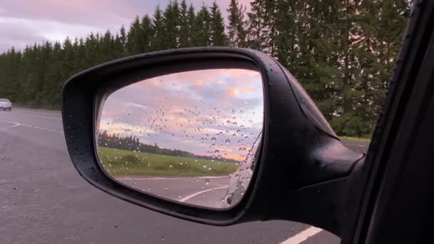 Отражение в боковом зеркале автомобиля во время вождения в летний вечер — стоковое видео