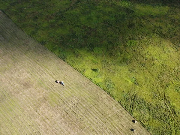 Rolki siana na polu zdjęcie lotnicze — Zdjęcie stockowe