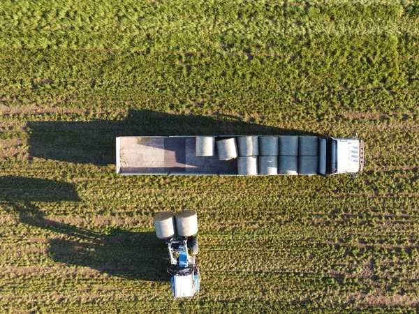 Аэрофотосъемка с тюком сена — стоковое фото