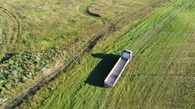 Havaalanından geçen karavanlı bir kamyon.