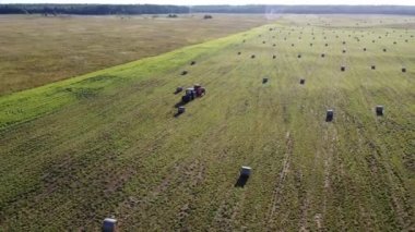 Havadan çekilen videoda saman balyaları