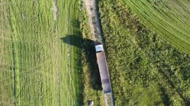 Havaalanından geçen karavanlı bir kamyon.