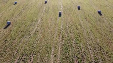 Havadan çekilen videoda saman balyaları