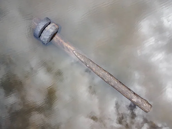 Log med däck flyter i en damm ovanifrån vy antenn foto — Stockfoto