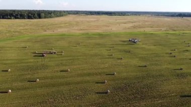 Havadan çekilen videoda saman balyaları