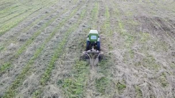 Traktor mit Zettwender sammelt Heu in einer Reihe — Stockvideo