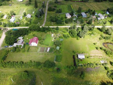 Güneşli bir yaz gününde küçük bir köyün hava fotoğrafçılığı