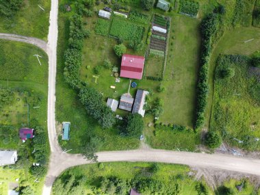 Güneşli bir yaz gününde küçük bir köyün hava fotoğrafçılığı