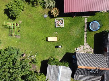 Güneşli bir yaz gününde küçük bir köyün hava fotoğrafçılığı