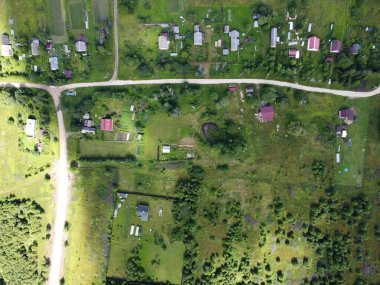 Güneşli bir yaz gününde küçük bir köyün hava fotoğrafçılığı