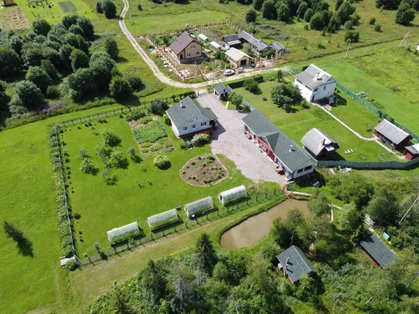 Güneşli bir yaz gününde küçük bir köyün hava fotoğrafçılığı