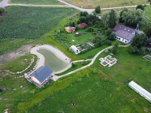 Güneşli bir yaz gününde küçük bir köyün hava fotoğrafçılığı