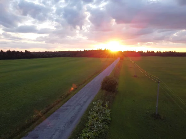 Стара дорога на заході сонця в літній аерофотозйомці — стокове фото