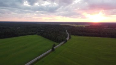 Güzel yaz ormanı, günbatımı klibinde.