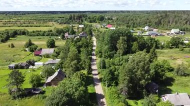 Yazın hava klibinde küçük yeşil bir köy