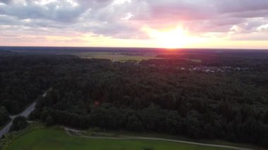 Güzel yaz ormanı, günbatımı klibinde.