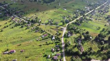 Yazın hava klibinde küçük yeşil bir köy