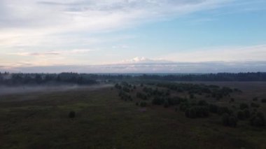 Yazın gün batımında hava klibinde sis var.