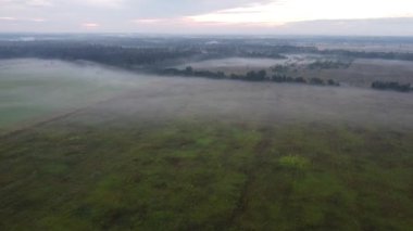 Yazın gün batımında hava klibinde sis var.