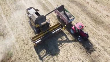 hasat aracı traktör gövdesi hava görüntülerine kolza tohumu boşaltır