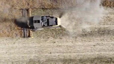 hasat makinesi kolza tohumu hava görüntülerini biçiyor