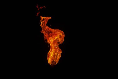 Ateş, alev siyah bir arka plan üzerinde. Ateş reklam için. Parlak kırmızı ve sarı renkler alışılmadık bir oyun.