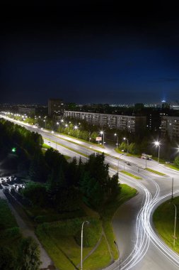 Gece şehir sokaklarını. Gece kasaba evleri. Araba farlar güzel parça. Parlak gece gökyüzü.