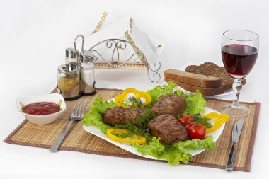 Yeşillik, domates ve salatalık ile beşamel sos. Siyah ya da beyaz ekmek ve bir kadeh kırmızı şarap ile hizmet vermektedir. Mükemmel bir ek bir sıcak sos ve hardal var. Bu yemek yemek için güç ve neşe verir.