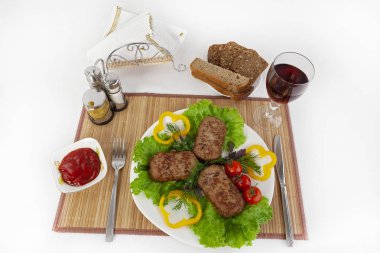 Yeşillik, domates ve salatalık ile beşamel sos. Siyah ya da beyaz ekmek ve bir kadeh kırmızı şarap ile hizmet vermektedir. Mükemmel bir ek bir sıcak sos ve hardal var. Bu yemek yemek için güç ve neşe verir.