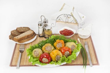 Bulgar biber et otlar, sos ve ekşi krema ile doldurulmuş. Doyurucu bir sağlıklı yemek için iyi bir yemek. Siyah ya da beyaz ekmek ile sıcak servis yapın. Hardal yemek için iyi bir baharat olduğunu.