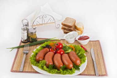 Domates, salatalık ve Yeşiller ile sosis haşlama. Siyah ya da beyaz ekmek ile servis. Mükemmel bir ek bir sıcak sos ve hardal var. Bu yemek yemek için güç ve neşe verir.